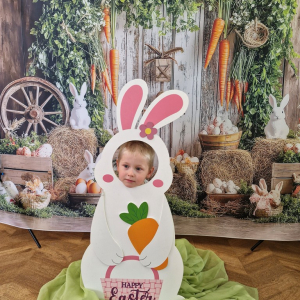 Chłopiec w fotobudce "Zajączka"