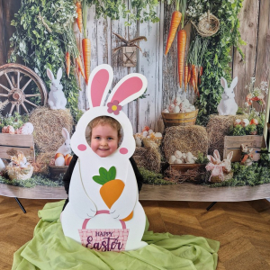 Dziewczynka w fotobudce "Zajączka"