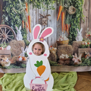 Dziewczynka w fotobudce "Zajączka"