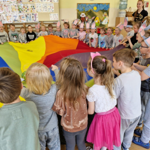 Dzieci odbijają piłkę chustą animacyjną