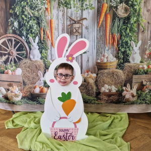 Chłopiec w fotobudce "Zajączka"
