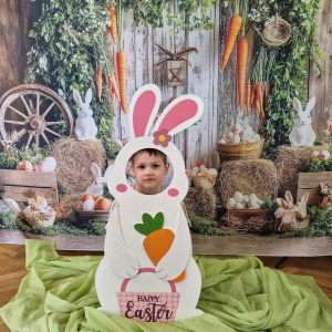 Chłopiec w fotobudce "Zajączka"