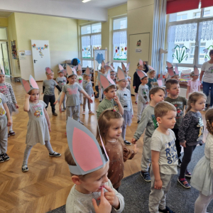 Dzieci przebrane za zajączki bawią się z Paniami animatorkami