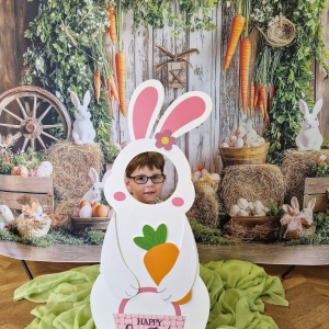 Chłopiec w fotobudce "Zajączka"