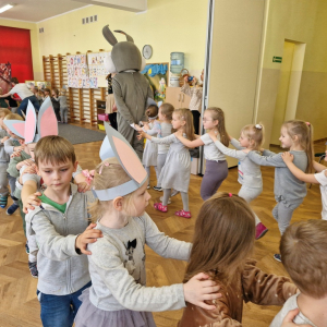 Dzieci bawią się z Zajączkiem w "Pociąg" przy muzyce