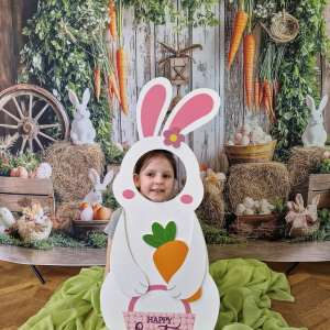 Dziewczynka w fotobudce "Zajączka"