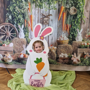 Dziewczynka w fotobudce "Zajączka"