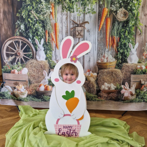 Dziewczynka w fotobudce "Zajączka"