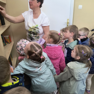 Pani Bogusia przedstawia dzieciom książki 