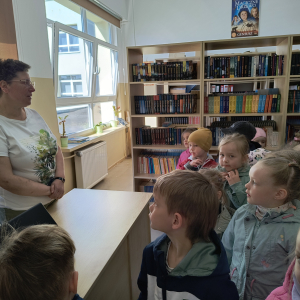 Pani Bogusia przedstawia przedszkolakom pracę bibliotekarza