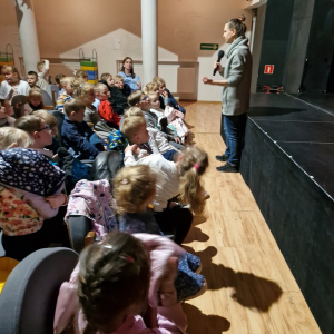 Pani psycholog pyta się dzieci,  czy mają w domu pieska i jak się nim opiekują?
