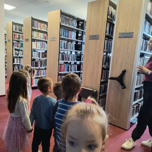 Pani Bibliotekarka pokazuje książki z działu dla dorosłych