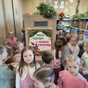 Dzieci oglądają książki 