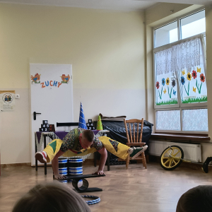 pokaz sztuczek akrobatycznych