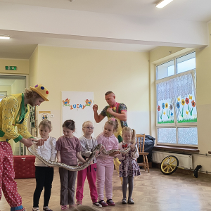 chętne i odważne dziewczynki trzymają węża