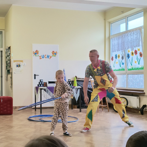 pokaz kręcenia Hula - Hop przez dziewczynkę