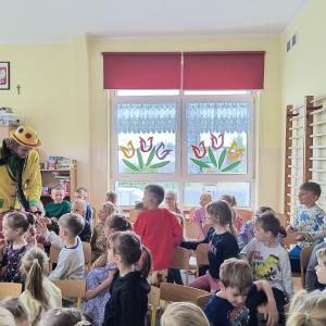 chętne dzieci dotykają węża