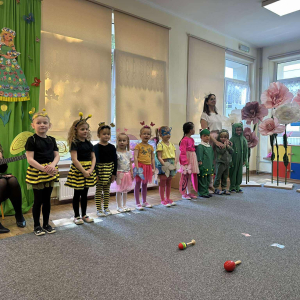 Kolorowa łąka w naszej sali – gotowi na występ! 