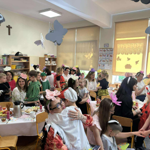 Przytulasy po występie – emocje nie do opisania.