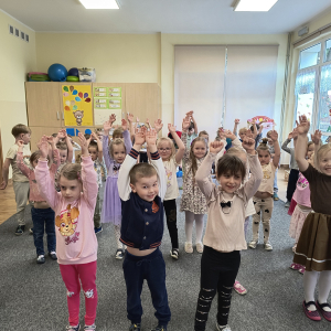 dzieci podczas nauki tańca