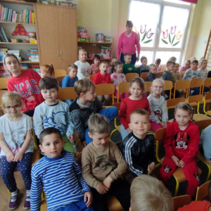 Dzieci podczas występu artystycznego.