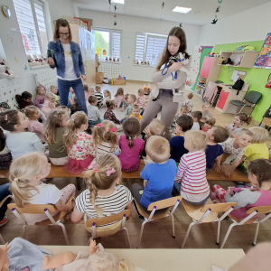 Dzieci z zainteresowaniem słuchają opowiadań o zwierzętach