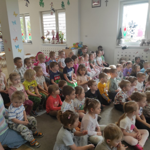 Dzieci słuchają opowiadań o pracy w schronisku