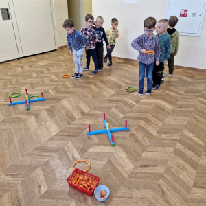 Chłopcy rzucają krążki na krzyżaki