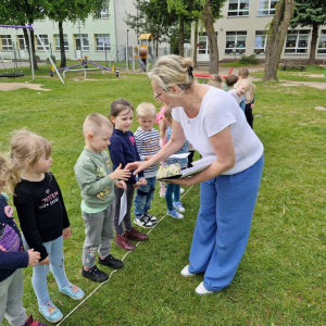 Marysia wręcza dzieciom dyplomy małego sportowca za udział w turnieju