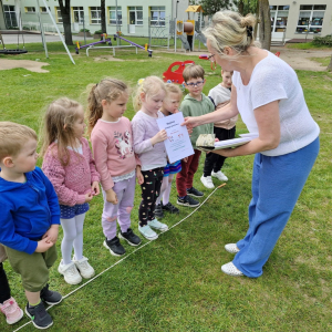 Marysia wręcza dzieciom dyplomy małego sportowca za udział w turnieju