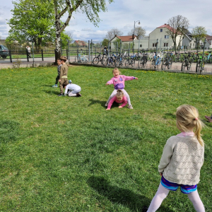 Dzieci podczas zabawy w berka "Berek - krowa" 