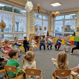 Dzieci  przedstawiają utwór muzyczny Country Dance  prostymi elementami ruchu