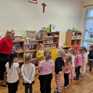 Dzieci w czasie zabawy "Niedźwiedź i dzieci"