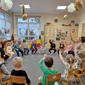 Dzieci  przedstawiają utwór muzyczny Country Dance prostymi elementami ruchu 