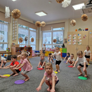 Dzieci robią przysiady