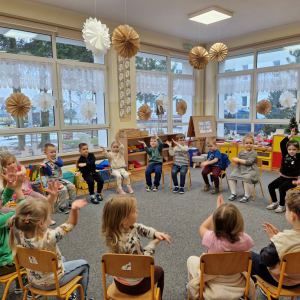 Dzieci przedstawiają utwór muzyczny Country Dance prostymi  elementami ruchu