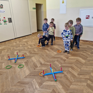 Chłopcy rzucają krążki na krzyżaki