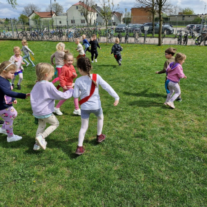 Dzieci podczas zabawy w berka "Berek  zdobywa szarfy" 