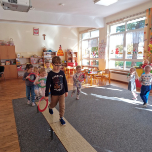 Dzieci naśladują samochody jadące po "moście"  