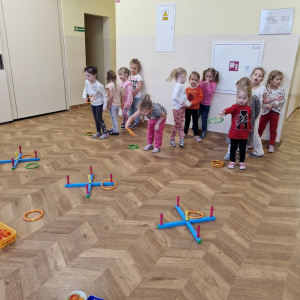 Dziewczynki rzucają krążki na krzyżaki