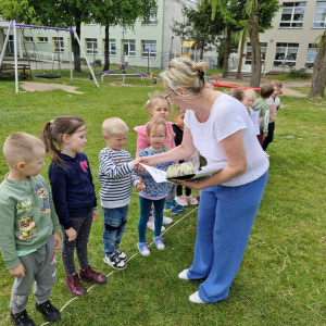 Marysia wręcza dzieciom dyplomy małego sportowca za udział w turnieju