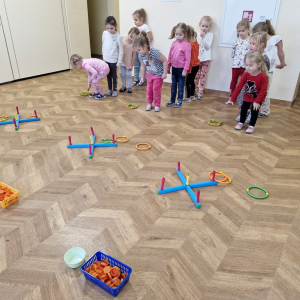 Dziewczynki rzucają krążki na krzyżaki