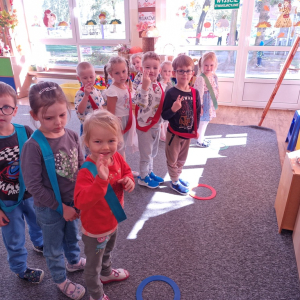 Dzieci w czasie zabawy ruchowej 'Kolorowe pociągi"