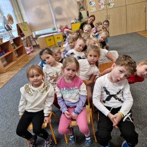 Dzieci w czasie zabawy ruchowej ze śpiewem "Kołyszmy się"