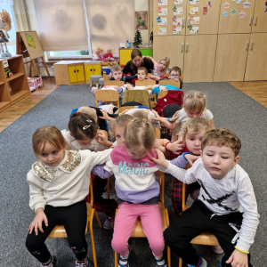 Dzieci w czasie zabawy ruchowej ze śpiewem "Kołyszmy się"