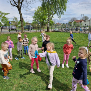 Dzieci podczas zabawy w berka "Berek  zdobywa szarfy" 