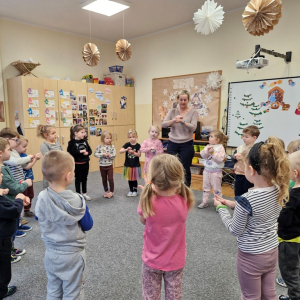 Dzieci w czasie zabawy ruchowej ze śpiewem "Praczki"