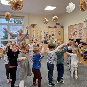 Dzieci w czasie zabawy ruchowej ze śpiewem "Wycieczka"