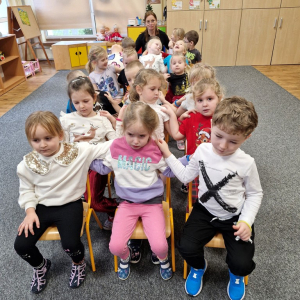 Dzieci w czasie zabawy ruchowej ze śpiewem "Kołyszmy się"