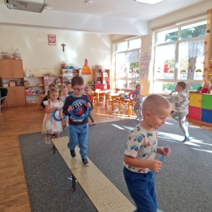Dzieci naśladują samochody jadące po "moście"  